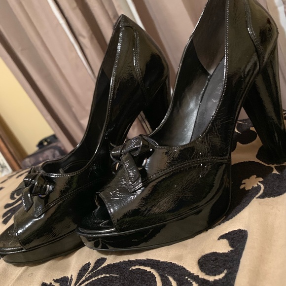 Patent Leather peep-toe pump - Picture 2 of 2